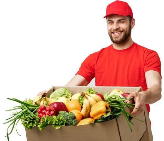 مردی با سبد خرید پر از مواد غذایی تازه و متنوع در فروشگاه